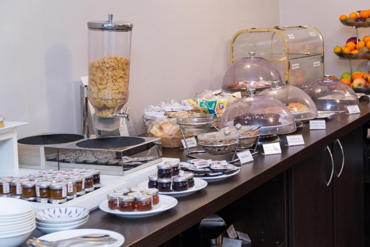 Snack, bevande e momenti di pausa nella nostra accogliente sala bar, sempre a disposizione degli ospiti.